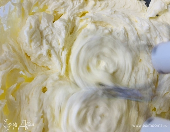 Взбиваем ингредиенты для крема до однородности.