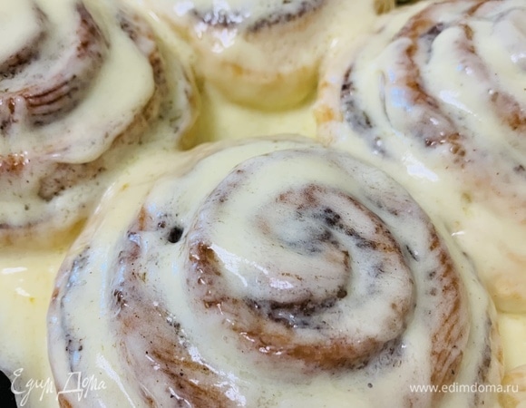 На готовые горячие булочки наносим крем и через 5 минут подаем.