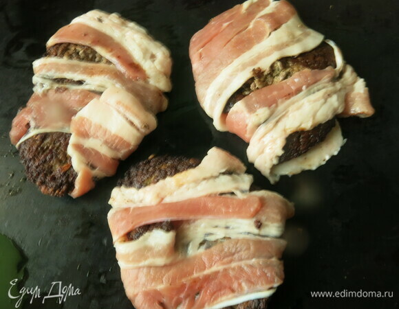 Оборачиваем в бекон и запекаем при 170–180°C до готовности бекона.