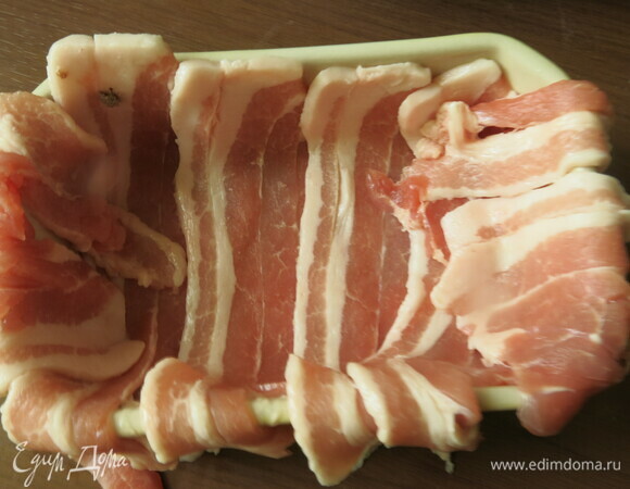 Этот рецепт получился тройной: часть оладий я оставила без бекона на пробу, а часть фарша пошло на маленький террин. Форму застелила беконом.