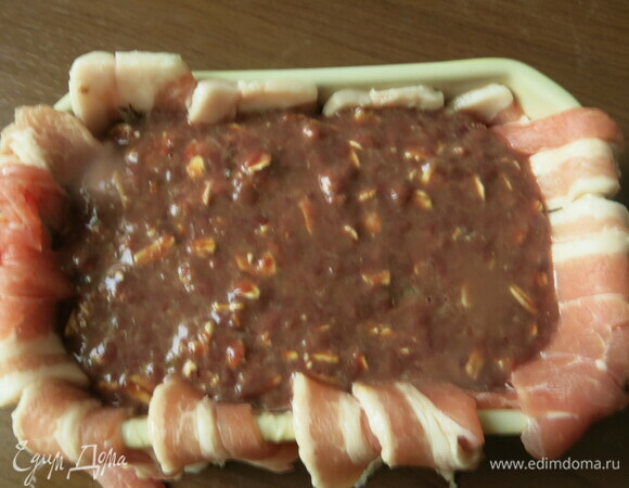 Сверху вылила фарш, накрыла беконом и запекла до готовности, охладила под прессом.