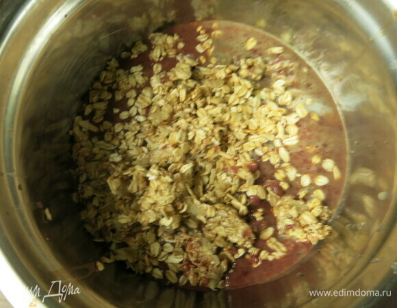 Перемалываем печень, лук, кладем яйцо, специи, овсяные хлопья и даем массе постоять 30–45 минут.