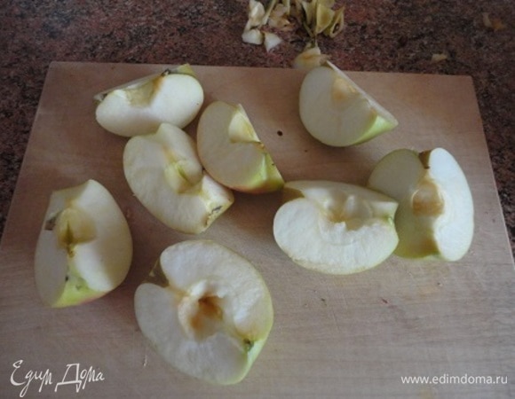 Меня учили этот пирог начинать готовить с начинки и подготовки формы, чтобы тесто сразу же вылить и выпекать, иначе оно загустеет и не поднимется при выпечке. Итак, яблоки разрезать на четыре части, удалить сердцевину и нарезать тонкими ломтиками.