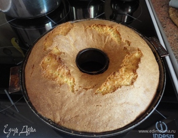 Теперь можно заняться тестом. 3 крупных или 4 мелких яйца хорошо взбить с сахаром в пышную массу. Муку соединить с крахмалом и перемешать со взбитыми яйцами. Тесто должно иметь жидкую консистенцию. Вылить его на яблоки. Выпекать 15–20 минут при 200°C.