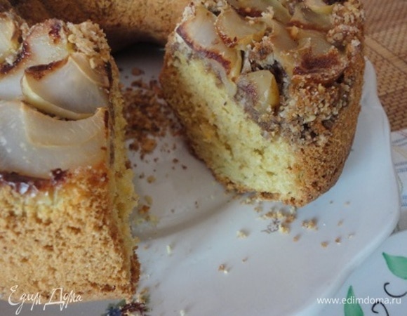 Готовый пирог выложить на блюдо яблоками вверх. Когда изделие остынет, можно посыпать его сахарной пудрой. Как видите, готовится пирог очень быстро.