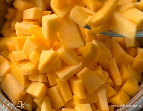 Тыкву очистите, нарежьте произвольно небольшим кубиком и положите в объемную кастрюлю с толстым дном или в сотейник.