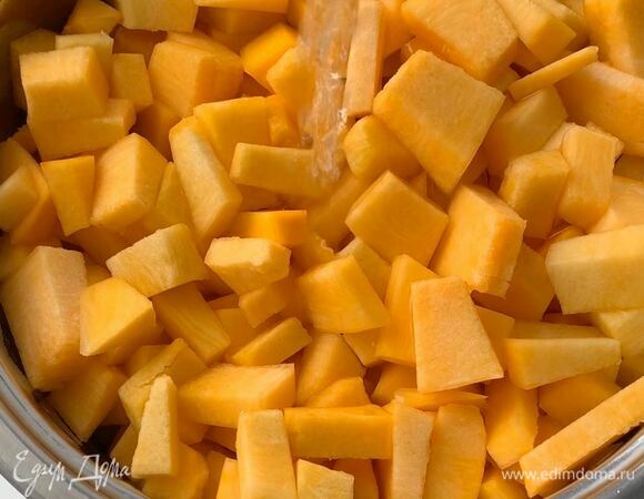 Влейте немного воды, поставьте на небольшой огонь и тушите примерно 40 минут, периодически помешивая.