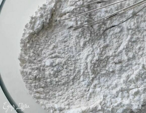 В отдельной посуде просейте рисовую муку, разрыхлитель, сахарную пудру, добавьте соль.