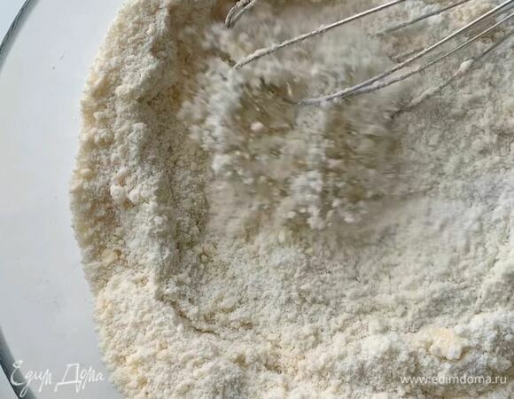 Сначала руками, а затем слегка венчиком.
