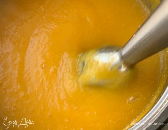 Готовую тыкву слегка остудите и пюрируйте погружным блендером.
