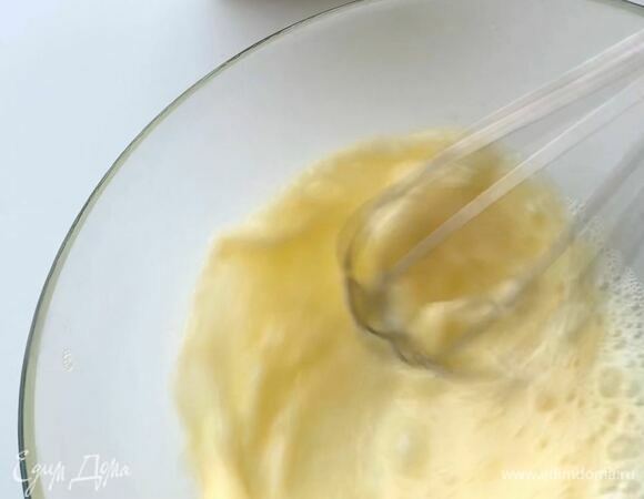 В отдельной посуде начните взбивать яйца со щепоткой соли.