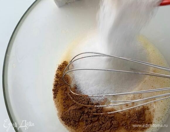 Добавьте сахар, корицу, ванилин. Взбейте в пышную пену (это важно!).