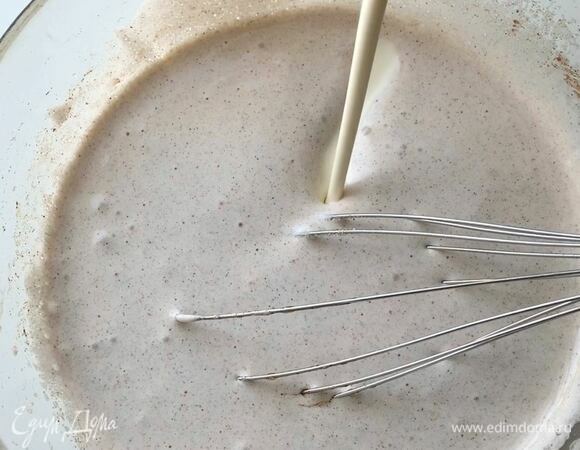 Сливки хорошо взболтайте, влейте к яйцам с сахаром и перемешайте.