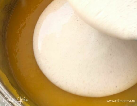 Затем полученную массу влейте к тыкве и хорошо перемешайте.