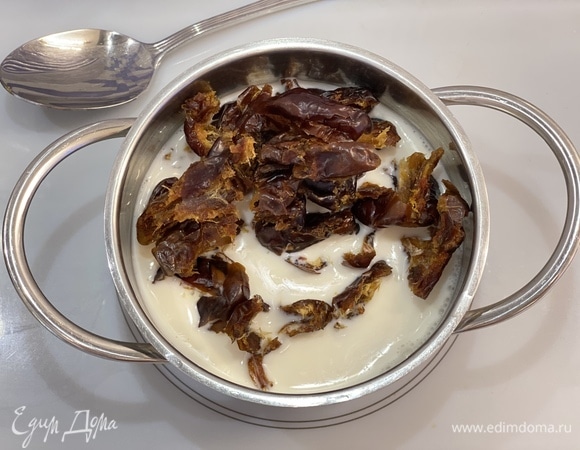 Финики очистить от косточек. Залить молоком. Довести массу до кипения. Снять с огня и добавить соду. Масса начнет пениться, так и должно быть. Перемешать.