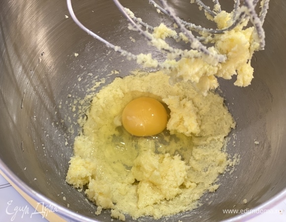 Смешать миксером размягченное масло с сахаром. Ввести яйца по одному. Взбить до однородности.