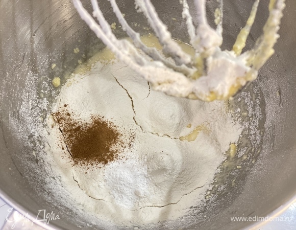 Добавить муку, корицу и разрыхлитель. Хорошо перемешать.