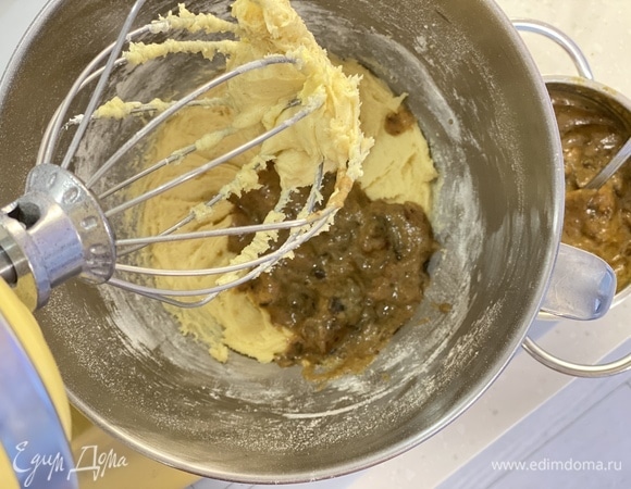 Теперь влить финиковое пюре. Хорошо перемешать массу.