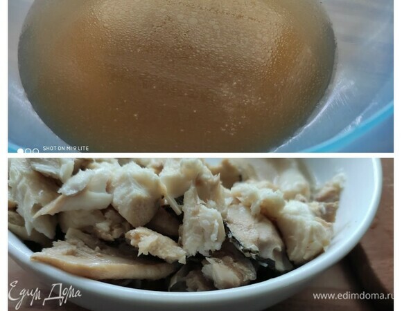 Для начала нужно сварить рыбный бульон, процедить, рыбу отделить от костей. Для бульона подойдет любая рыба. Обычно используется голова, хвост, хребет, плавники. Из корешковых овощей — лук, морковь, петрушка, сельдерей, а также лавровый лист, соль, перец.