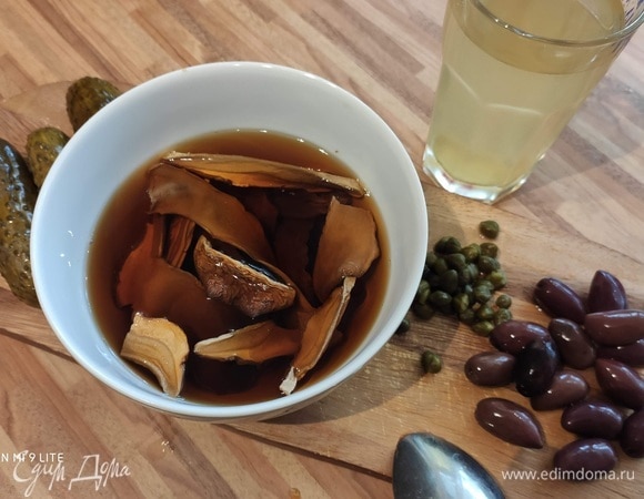 Заранее замочить грибы в небольшом количестве кипятка. Размягченные грибы отжать, нарезать. Подготовить остальные ингредиенты.