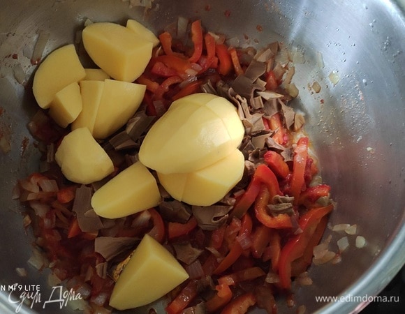 Выложить в кастрюлю грибы и очищенный нарезанный картофель. Влить бульон и воду, в которой замачивались грибы (рекомендую использовать сито, чтобы в суп не попал песок), и варить 15 минут, пока картофель не станет почти готовым. Количество бульона я дала условное, поэтому регулируйте густоту супа на свой вкус.