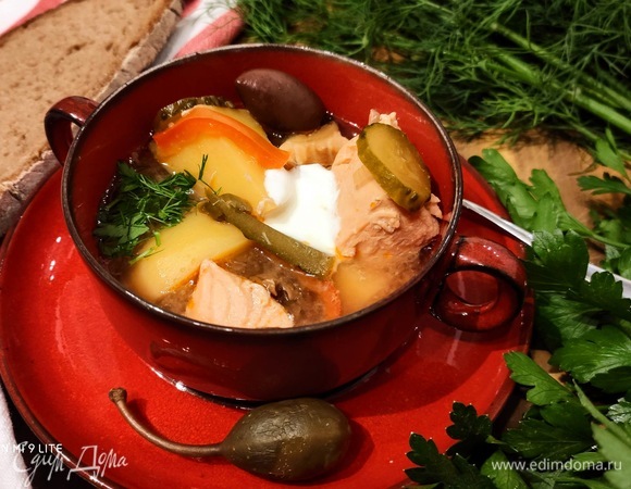 Такой суп становится еще вкуснее, если дать ему настояться. Подавать по желанию со сметанкой, ломтиком лимона (я забыла) и свежей зеленью.