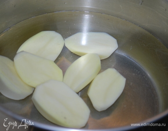 Пока тыква запекается, отварить картофель до готовности.