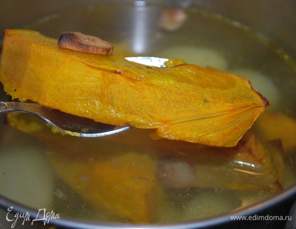 Запеченную тыкву добавить к картофелю, проварить все вместе 2–3 минуты, добавить сыр.