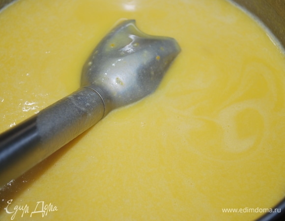 Посолить по вкусу, добавить зубчик свежего чеснока и пробить все хорошо блендером.