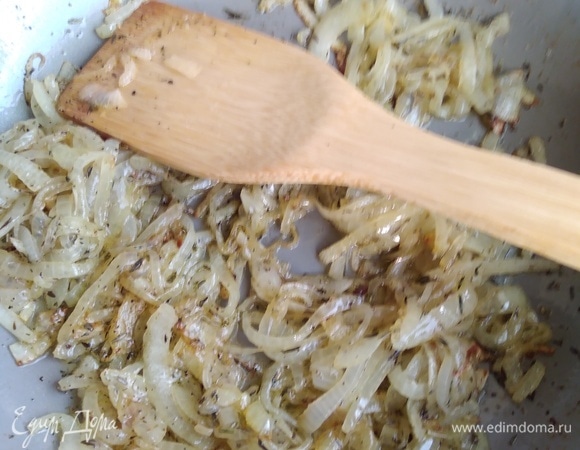 Когда лук будет почти готов, посыпать сахаром и немного карамелизировать.