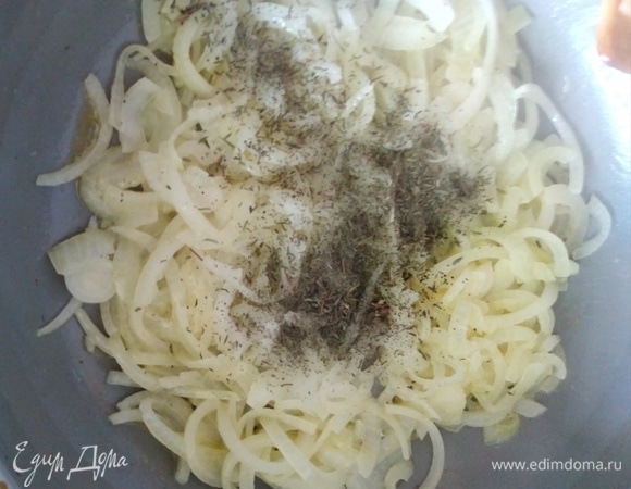 Очищенный лук нарезать полукольцами. Сливочное масло растопить в сковородке и добавить туда лук. Готовить пару минут, помешивая. Всыпать соль, тимьян и продолжить готовить еще 5 минут. По вкусу добавляйте перец.