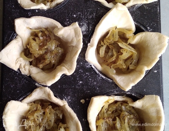 Сверху — ароматный лук.