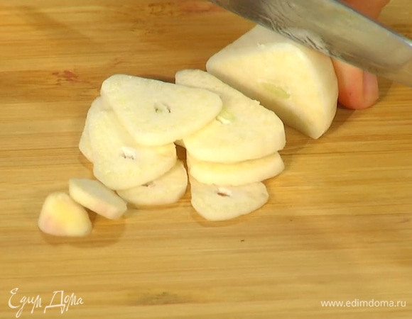 Чеснок почистить и мелко нарезать.