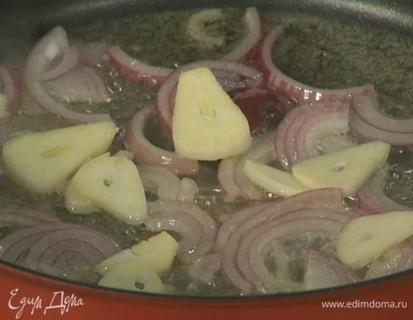 В глубокой сковороде разогреть растительное и сливочное масло, обжарить лук и чеснок до прозрачности.  