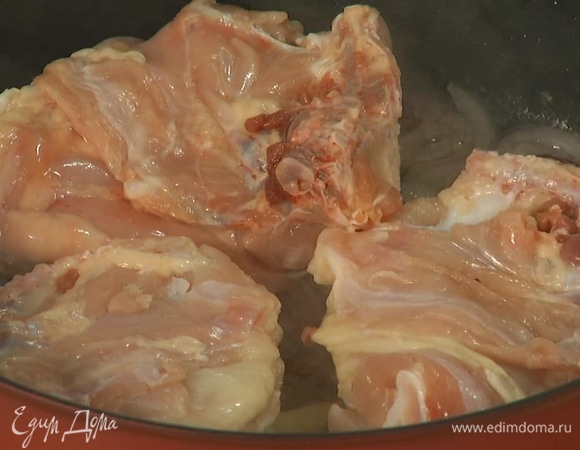 Куриные бедра выложить в сковороду кожей вниз, посолить, поперчить и обжаривать с двух сторон до появления золотистой корочки.  