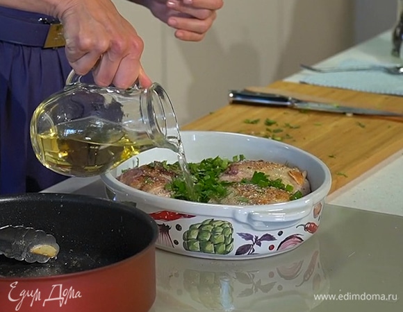 Переложить курицу в глубокую форму для запекания, сверху полить маслом с луком и чесноком, в котором она жарилась, посыпать нарезанной зеленью, посолить, поперчить, влить в форму вино и сливки.