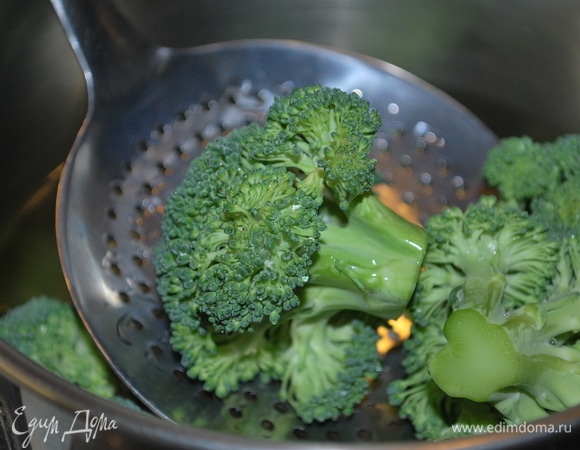 Брокколи разобрать на соцветия и отварить в течение 2–3 минут.