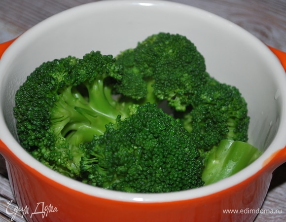 В форму для запекания выложить брокколи. Я запекала в двух формах, количество продуктов указано на две небольшие формы для запекания.