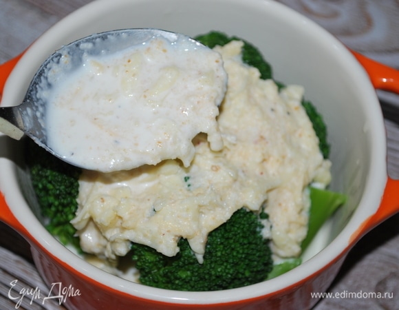 Залить брокколи заливкой из сыра, сливок и сухарей. Запекать в духовке при 170°C в течение 15–20 минут до золотистой корочки.