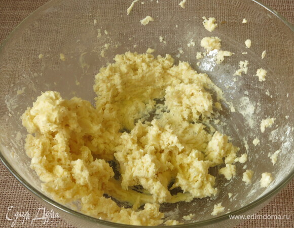 Соединяем масло и сахарную пудру.