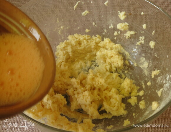 Взбиваем желтки и вливаем в масляную смесь.