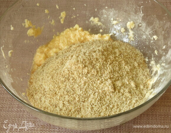 Всыпаем муку и перемолотый миндаль.