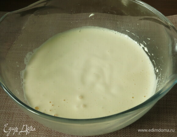 Взбиваем белки с сахаром и солью.