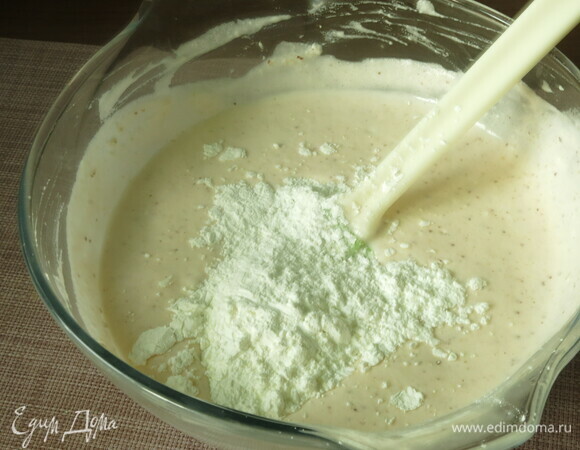 Всыпаем крахмал. Сладость регулируем по вкусу. У меня осталась еще ложка молотого миндаля, добавила в массу для структуры.