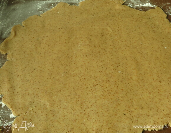 Раскатываем тесто.