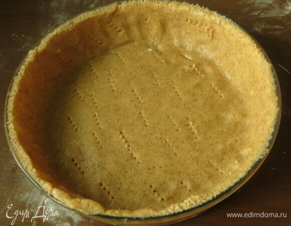 Выкладываем тесто в форму, протыкаем вилкой.