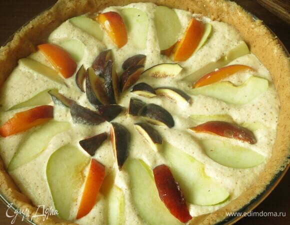 Добавляем фрукты и запекаем при 180°C 45–60 минут в зависимости от духовки.