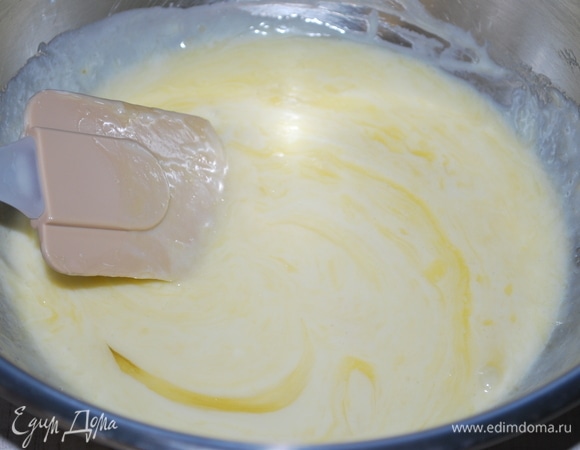 Сметану, сахар, яйцо, растопленное сливочное масло и мед соединить вместе.