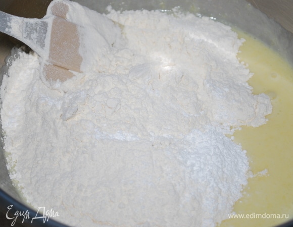 Добавить муку с разрыхлителем и соль. Замесить тесто.