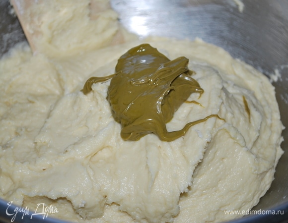 Добавить фисташковую пасту.